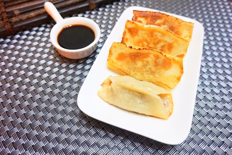 牛肉芹菜馅锅贴的做法图解16