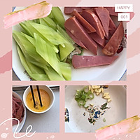 菜笋炒香肠鸡蛋的做法图解1