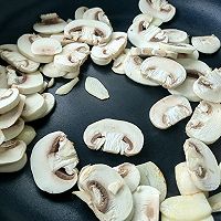#万物生长 营养尝鲜#秋葵炒蘑菇的做法图解3