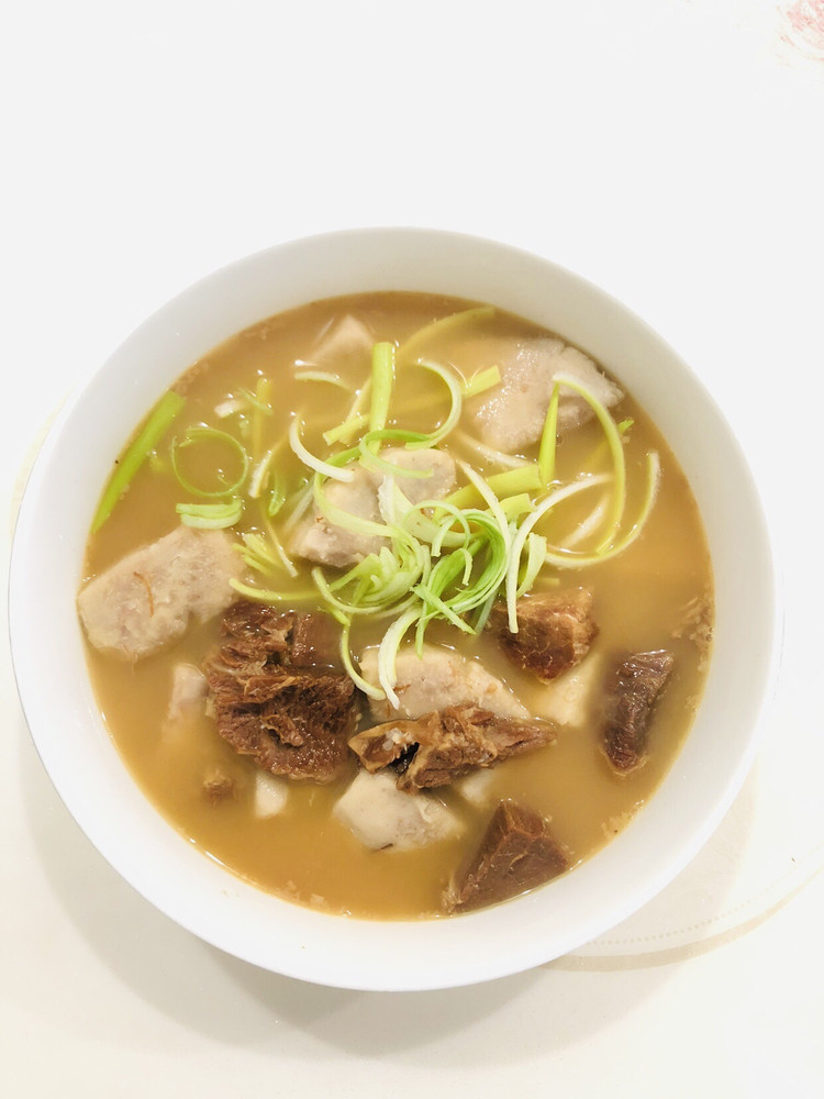 超级简单又快速美味的《红烧牛肉芋头汤》的做法