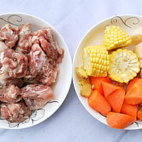 莲藕胡萝卜玉米排骨汤的做法图解1