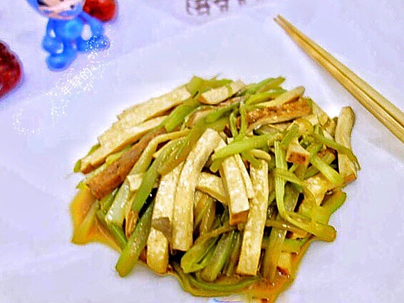 香干炒西芹的做法