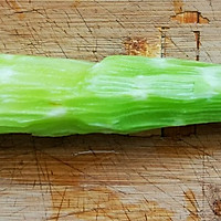 凉拌莴笋的做法图解1