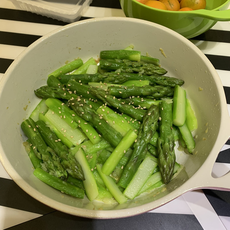 黄油蒜茸炒芦笋的做法