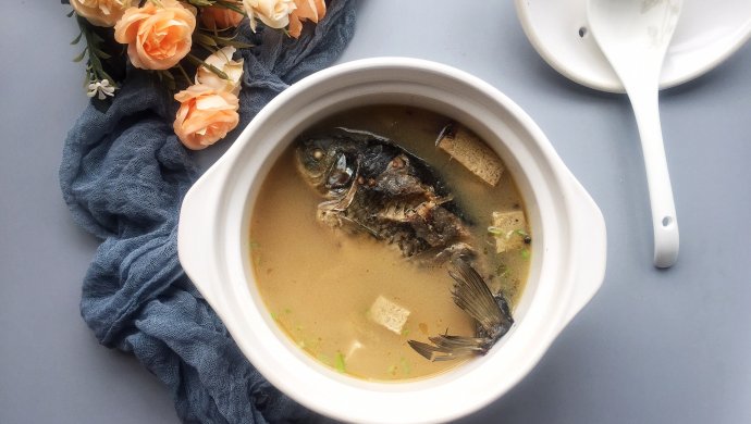 鲜美红汤冻豆腐鲫鱼汤，年年有鱼