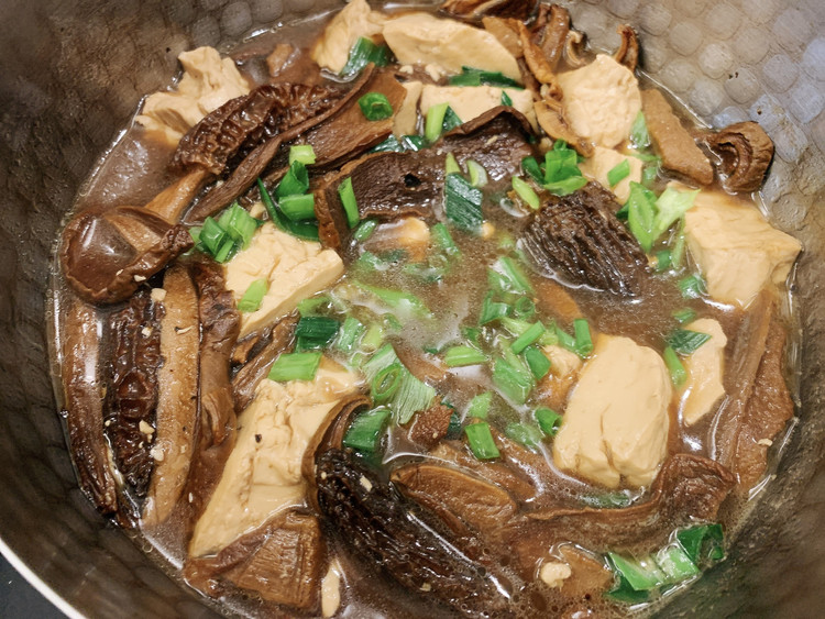 牛肝菌&羊肚菌炖豆腐的做法