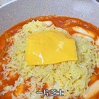 #暖冬酱在手，嗨吃部队锅#辣炒芝士年糕泡面的做法图解12