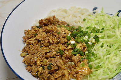 鸡蛋肉酱拌面