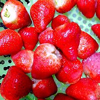 自制美味草莓果酱的做法图解1