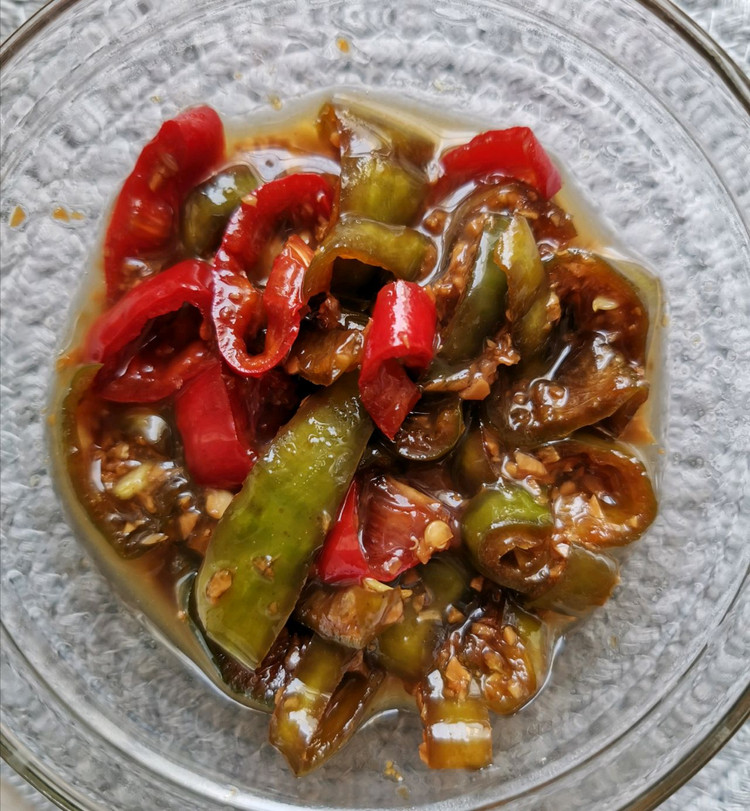 国庆节又要大鱼大肉天天吃了，你应该做一份爽口小菜儿:腌辣椒的做法