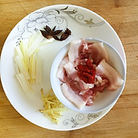 微波炉五香枸杞茄子搭配西洋参泡水外加一份米饭的做法图解3