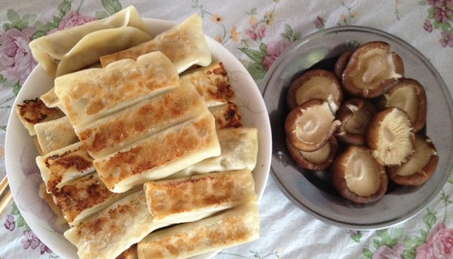 香菇肉末锅贴（附烤香菇做法）的做法