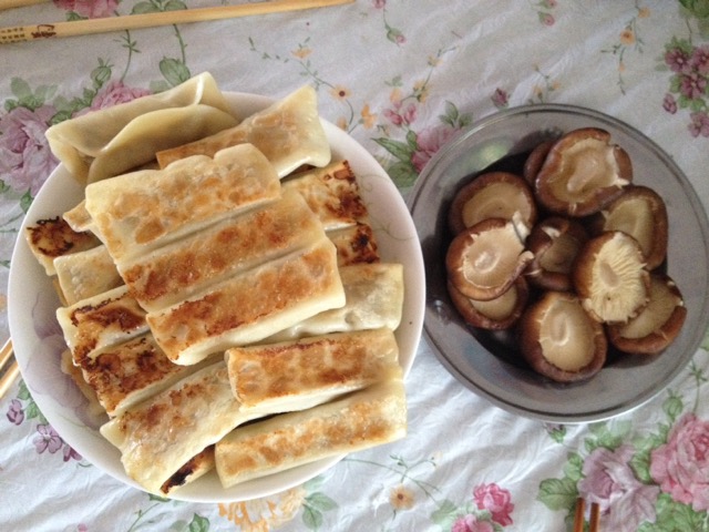 香菇肉末锅贴（附烤香菇做法）