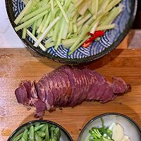 四季豆芹菜炒卤牛肉的做法图解2