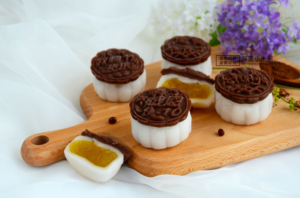 Pineapple filled ice skin moon cake special for teachers' Day