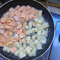 山芋土豆香肠焖饭的做法图解3