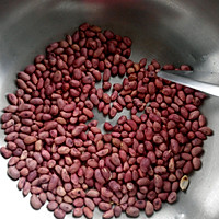 糖霜花生的做法图解1