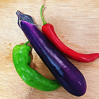 青红椒炒茄子的做法图解1