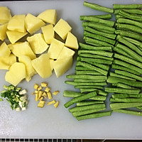 土豆排骨炖豆角的做法图解2