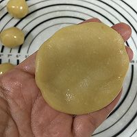 广式豆沙蛋黄月饼的做法图解12