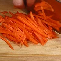 菠菜里淋2个鸡蛋,不炒不凉拌,这样做太香了,出锅比吃肉还过瘾的做法图解2