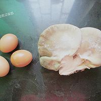 平菇炒鸡蛋的做法图解1