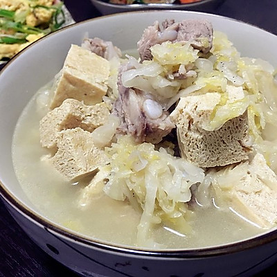 酸菜排骨炖冻豆腐