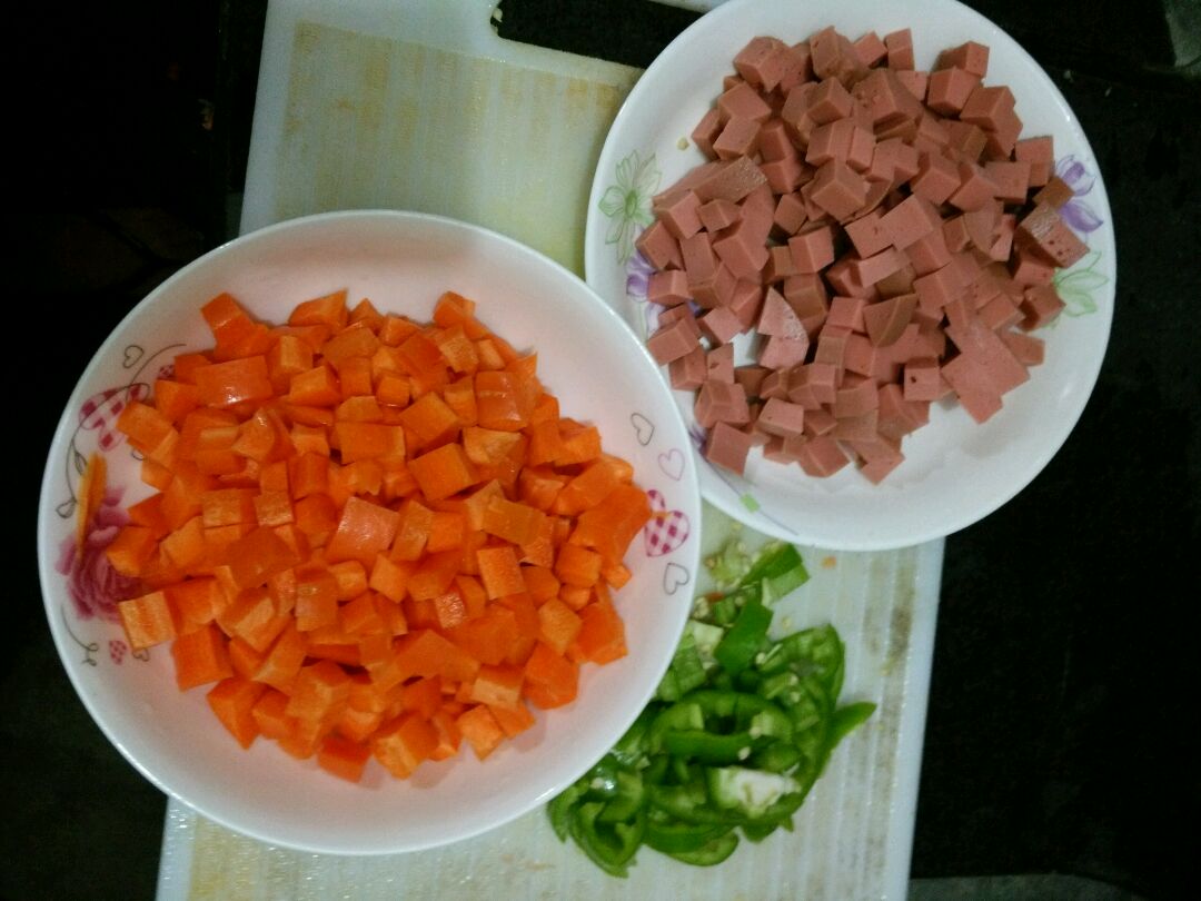 胡萝卜火腿肠怎么做_胡萝卜火腿肠的做法_豆果美食