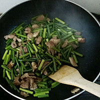 【5分钟快手菜】蒜苔炒肉的做法图解3