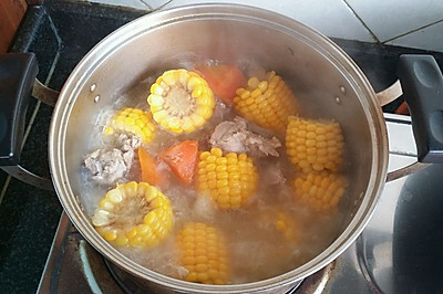 玉米红萝卜土豆猪骨汤