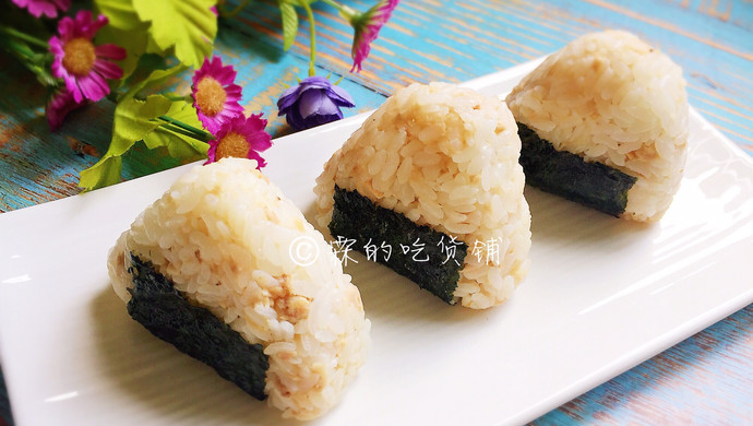 日式金枪鱼饭团