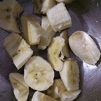 香蕉奶昔的做法图解1
