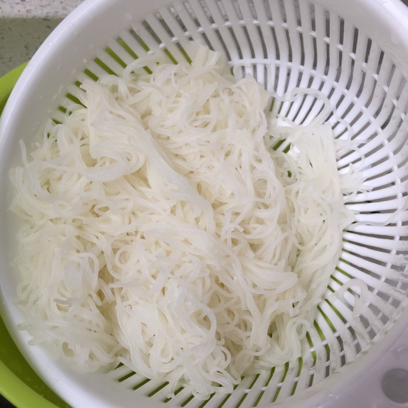 妈妈牌猪肝瘦肉汤米粉的做法图解1