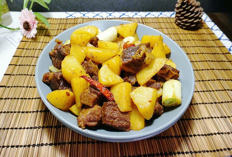 「迟の味」土豆焖牛肉的做法