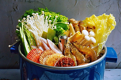 秋季养生海鲜菌菇蔬菜锅