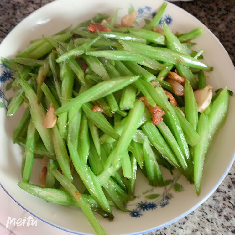 清炒芹菜的做法
