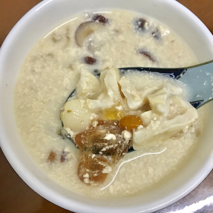 牛奶炖桃胶花胶红枣莲子的做法