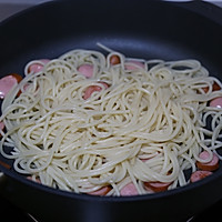 #浪漫七夕 共度“食”光#快手晚餐这样做～黑椒香肠奶酪意面的做法图解4