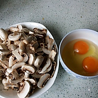 蘑菇炒蛋的做法图解2