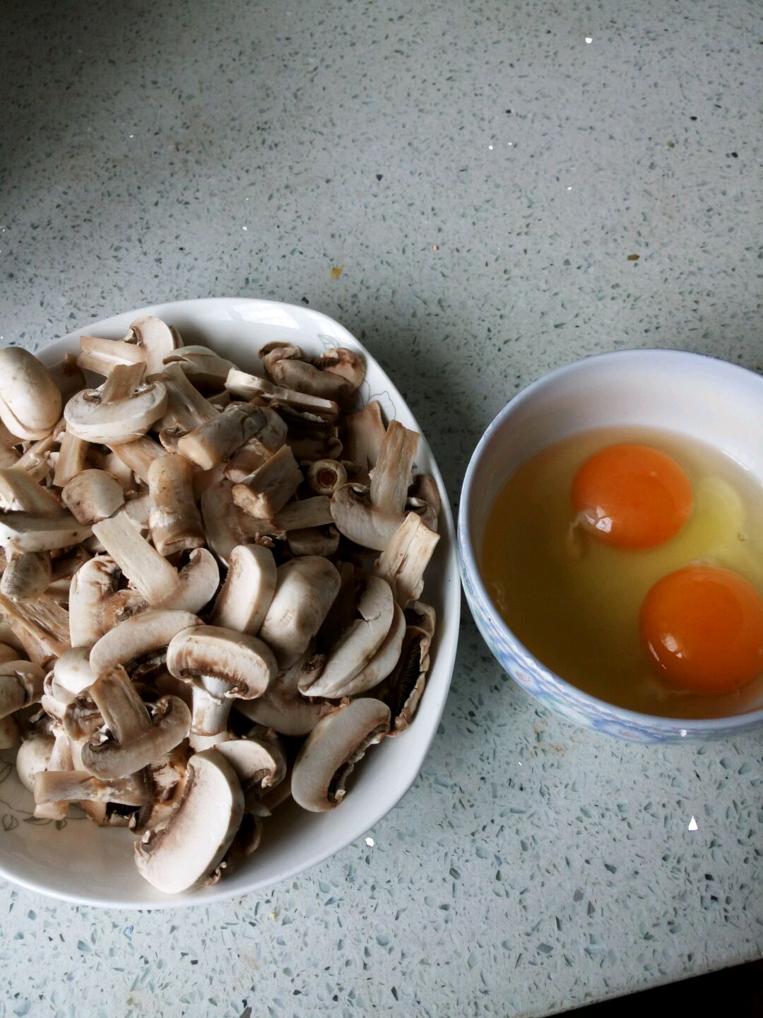 鲜蘑菇炒鸡蛋的做法_【图解】鲜蘑菇炒鸡蛋怎么做如何做好吃_鲜蘑菇炒鸡蛋家常做法大全_骑小猪的喵_豆果美食