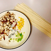 汤汁浓郁特别好吃，鲜香无比的香菇面汤的做法图解1