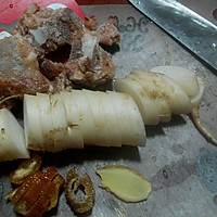 冬季白萝卜猪脊骨汤的做法图解1