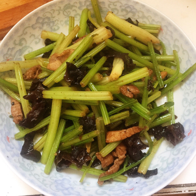 芹菜木耳肉丝的做法