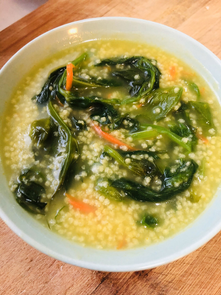 豌豆尖金汤小米粥的做法