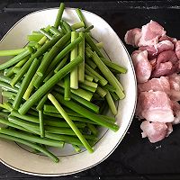 #烤究美味 灵魂就酱#蒜苔五花肉的做法图解2