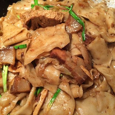 Kimchi红烧肉烩面条或面片