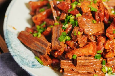 滋肾阴、润肺燥，美容养颜【黑豆腐竹酱烧五花肉】