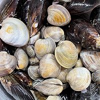 地中海风味香蒜综合蛤蜊锅的做法图解1