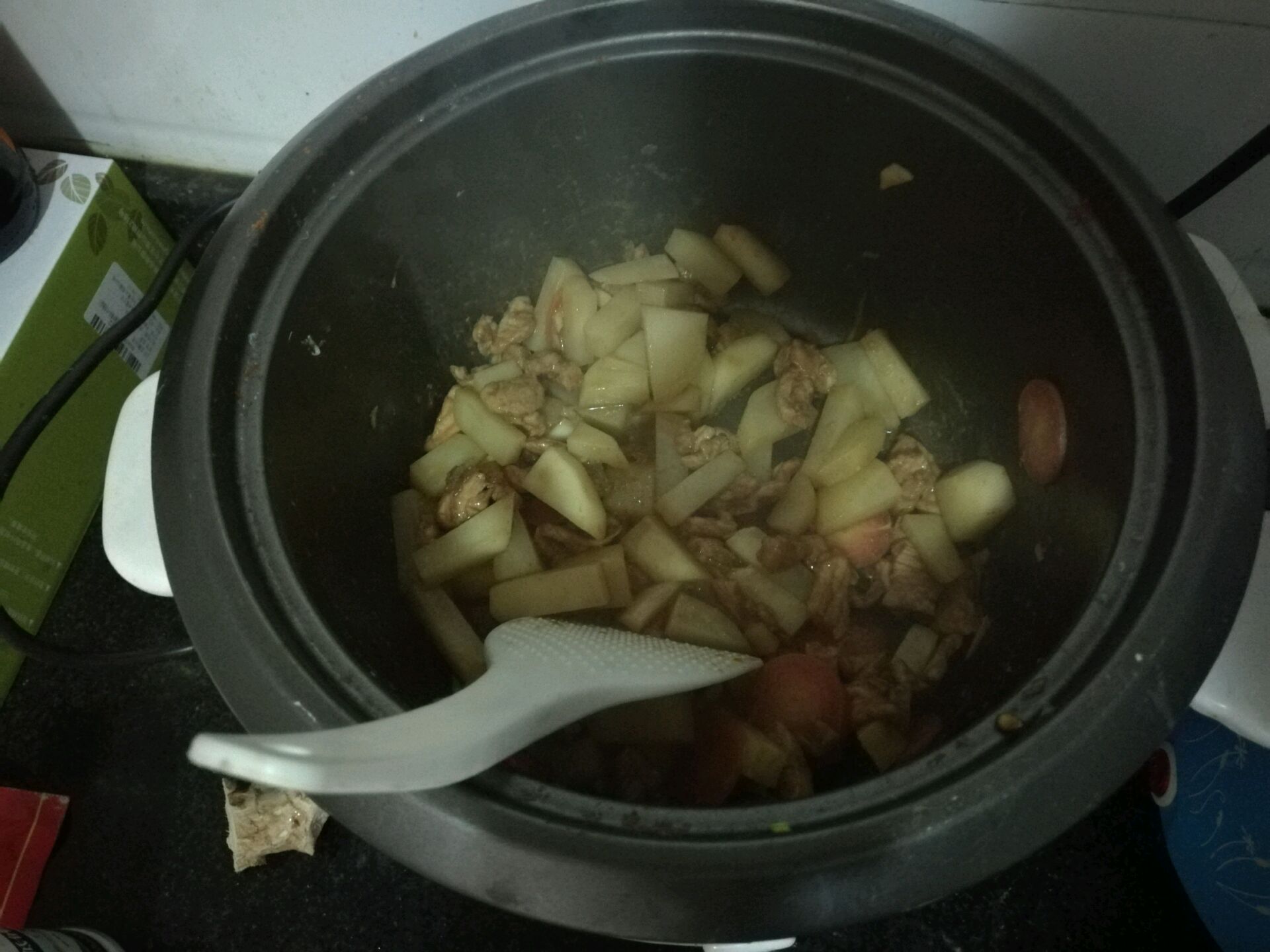 火腿洋芋焖饭怎么做_火腿洋芋焖饭的做法_就是好吃的味道_豆果美食