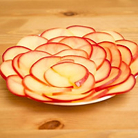 苹果的华丽变身--苹果玫瑰酥卷的做法图解2